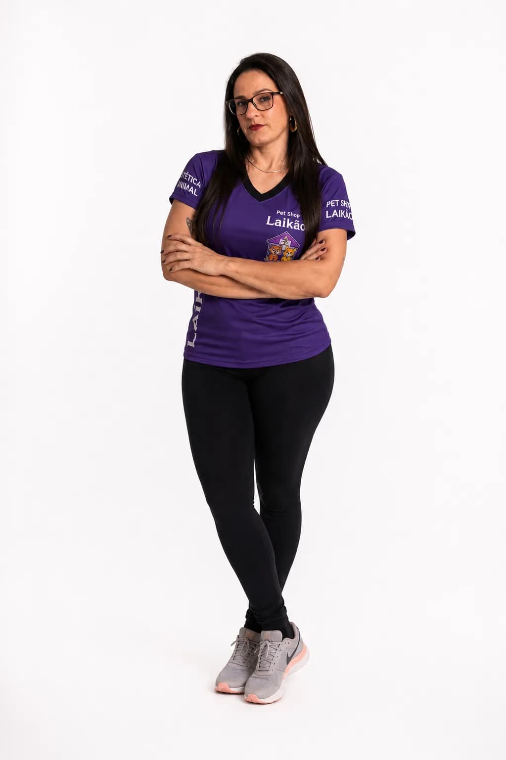 Cris, dona da Pet Shop Laikão, usando a camiseta roxa da marca