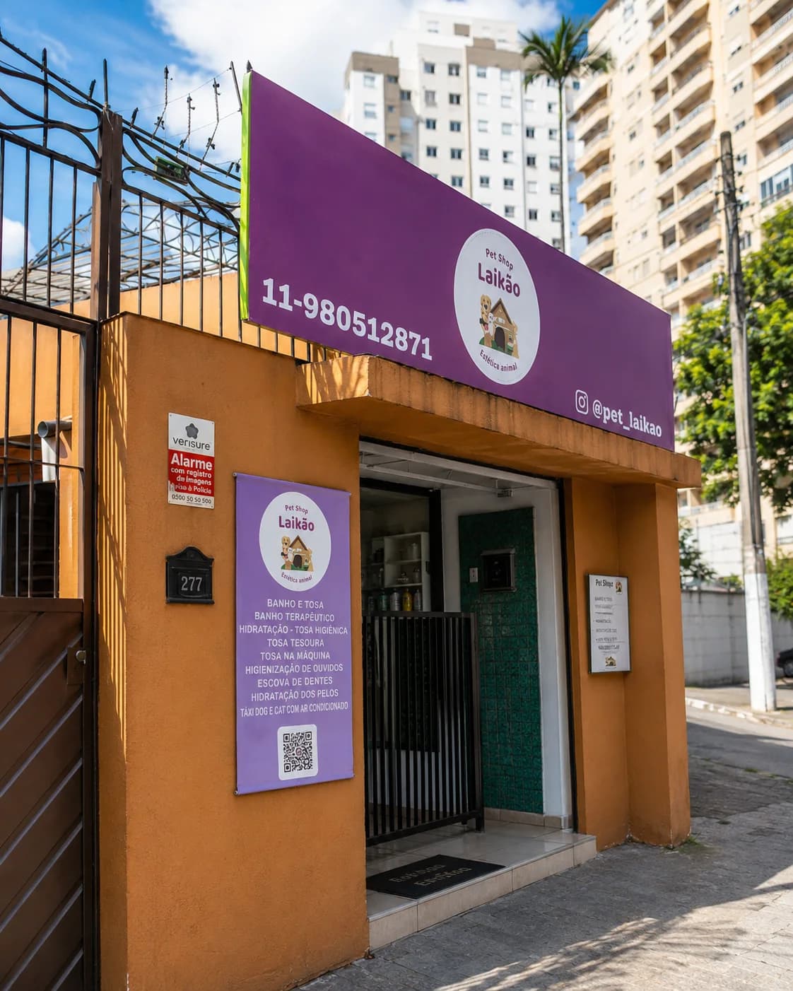 Entrada da Pet Shop Laikão com placa roxa e identificação da unidade