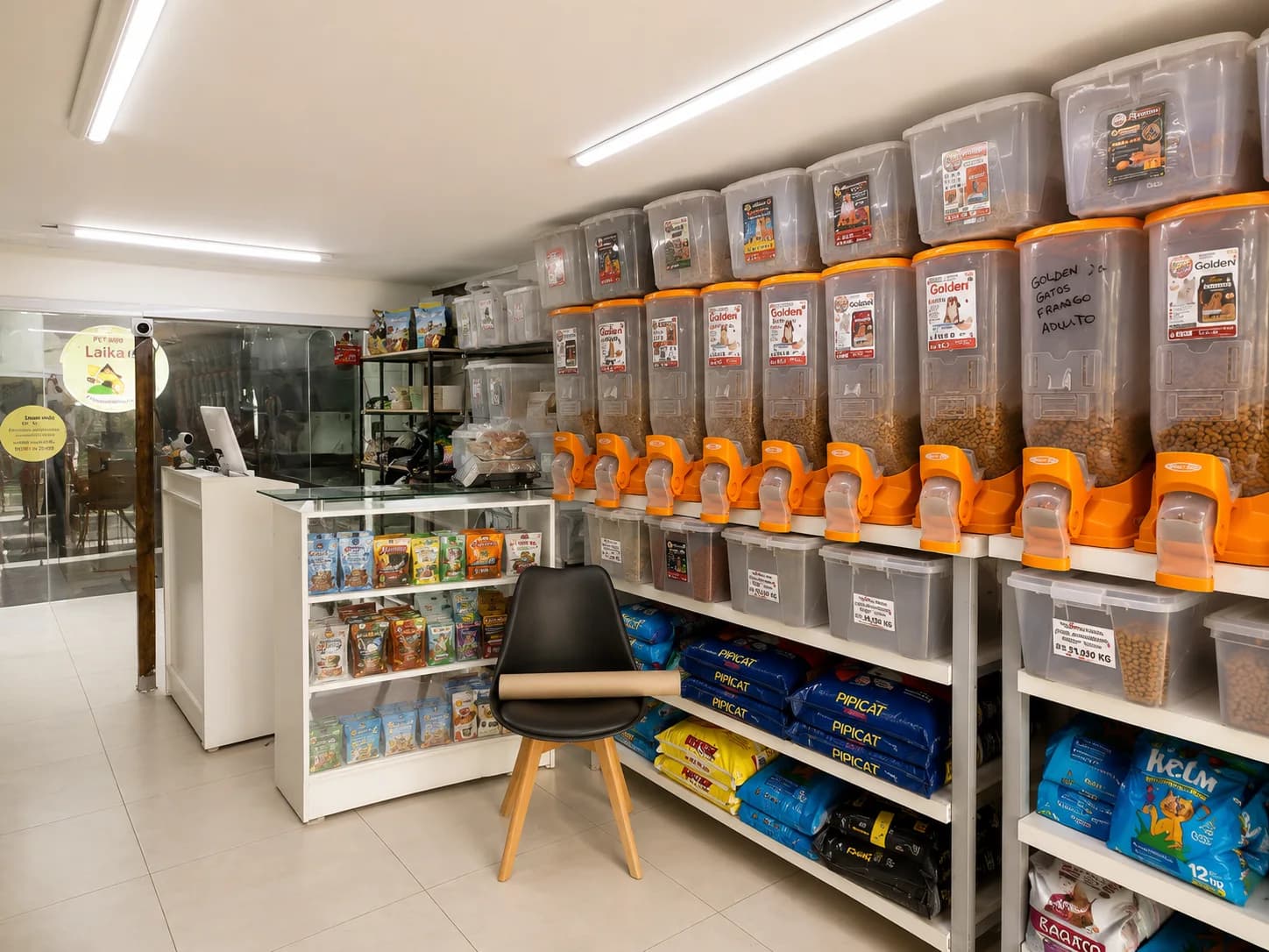 Salão da Pet Shop Laikão com balcão, prateleiras e produtos