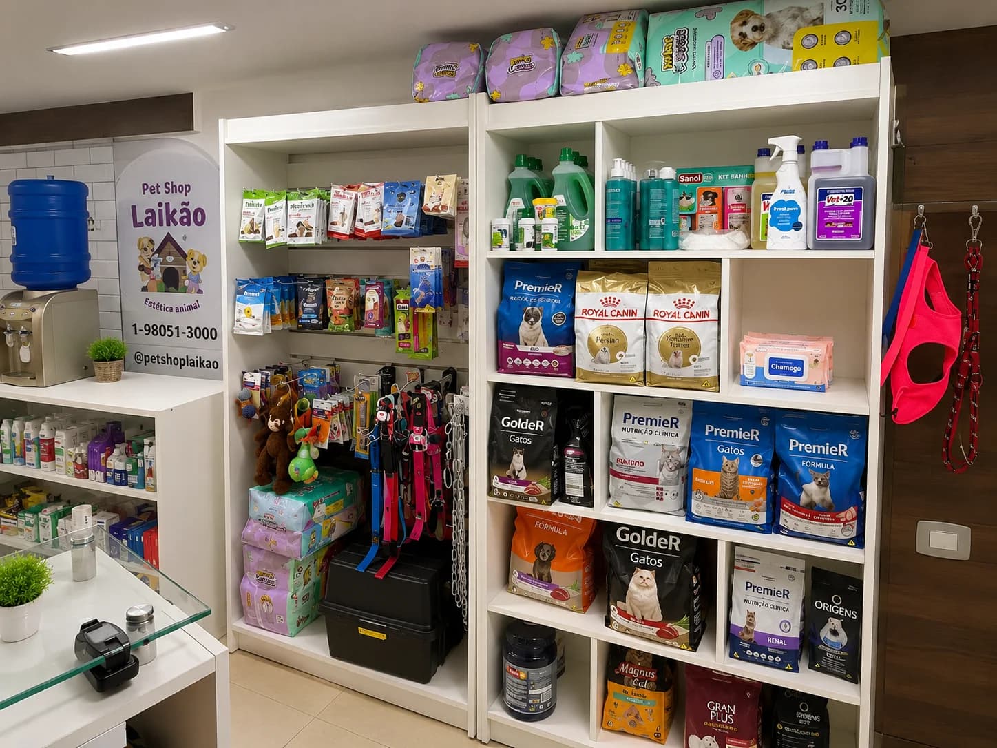 Prateleiras da Pet Shop Laikão com rações, produtos de higiene e acessórios