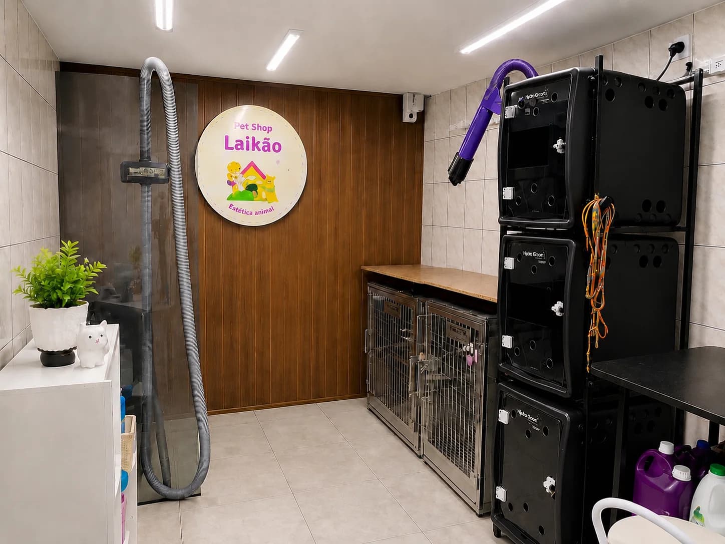 Área de banho e tosa da unidade Cachoeirinha com equipamentos para os pets